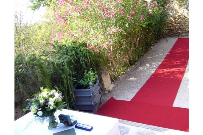 南仏プロヴァンスの花と緑に囲まれたセレモニースペース