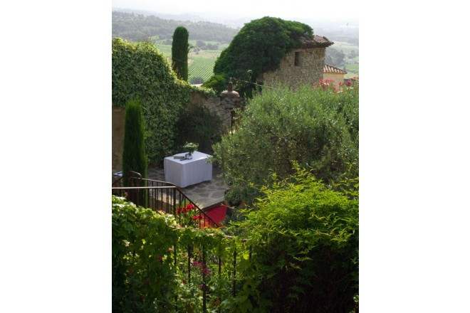 葡萄畑が連なる、のどかな田園風景を眼下に。高台にある石造りの素朴な式場