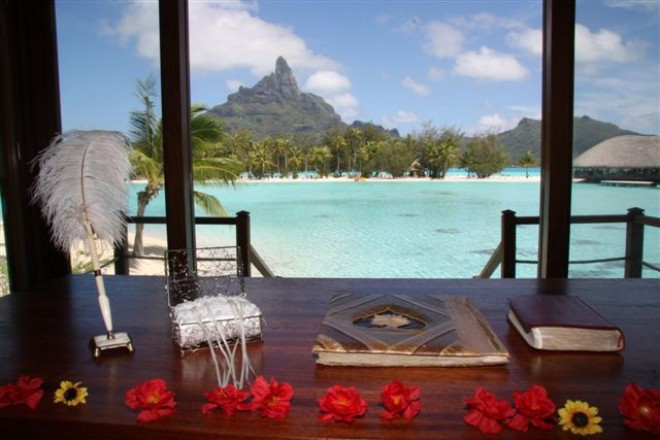 特徴あるフォルムのオテヌマ山を望む祭壇からの眺め。