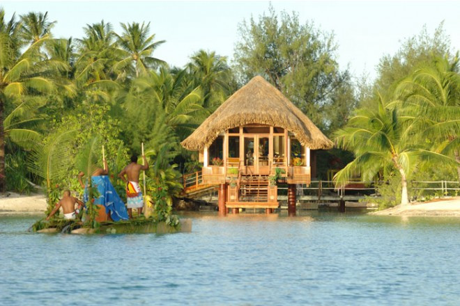 タヒチのローカルムードが味わえる楽園の中の挙式。