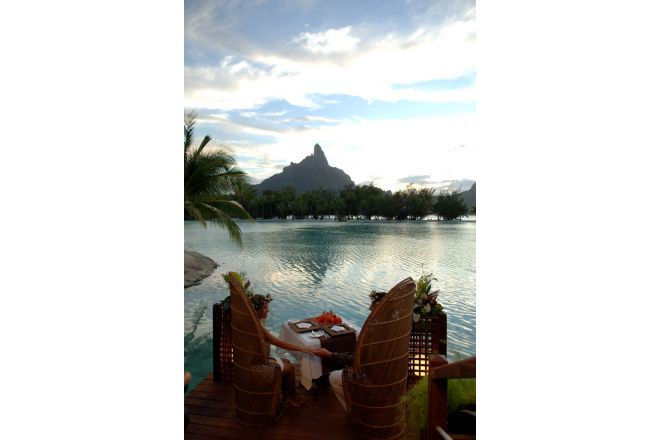 日暮れ時のシルエットも美しい、オテヌマ山を眺めながらのパーティ。