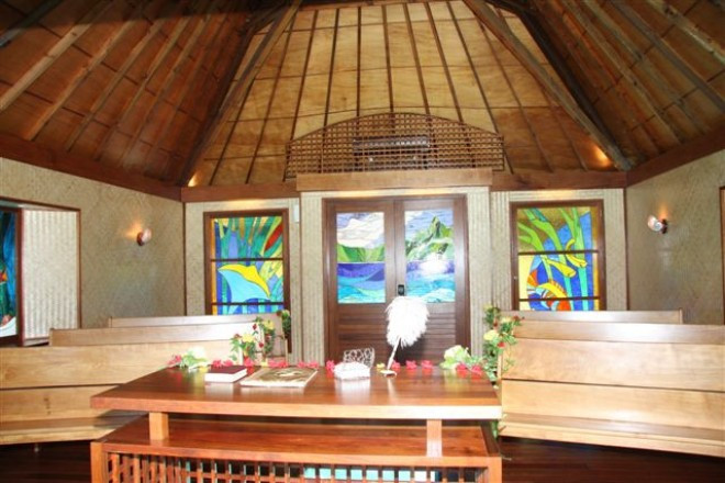 こぢんまりとしていて、ステンドグラスのデザインにもアットホームな雰囲気が漂います。