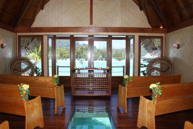 バージンロードの一部がガラスになっていて、海の中を覗くことが出来る独特の作り。