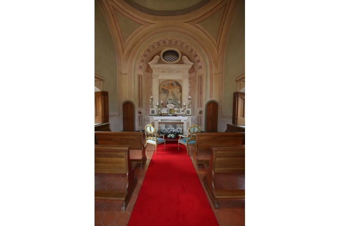 シンプルな中にも気品を感じさせるチャペル内。