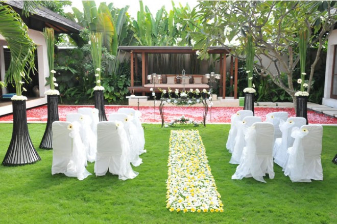 お花を敷き詰めたプールと可愛らしいフラワーバージンロード。