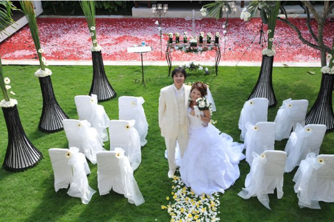 こんなにふんだんに生花を使えるのもバリウエディングならでは。