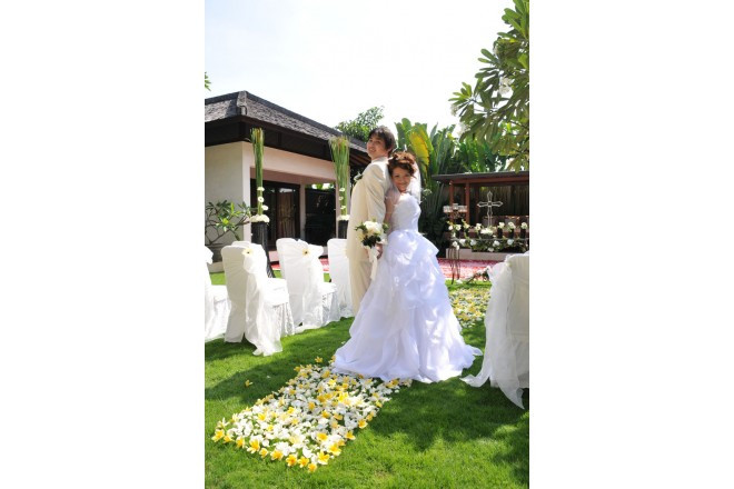 プライベート感たっぷりで、水と緑に囲まれたウエディング。