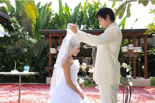 開放感溢れる緑の中でのベールダウンの儀式。