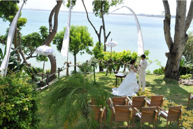 ジンバランベイから吹き寄せる潮風に包まれて、どこにもない開放的ウエディング。