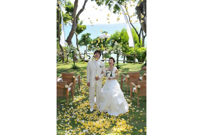 生花を贅沢に使ったウエディングがリーズナブルに叶うのもバリだからこそ!