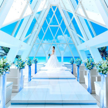 天井が高く開放感がある海が見えるチャペル