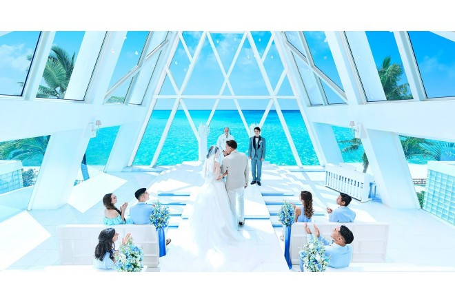 透き通る空と海との一体感に満ちた、クリスタルの輝きが導く奇跡の空間。