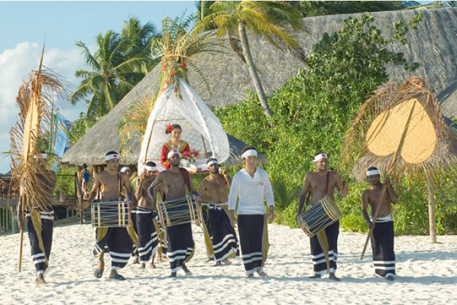 モルディブの伝統音楽の音色と共に、インパクト大の入場シーン。