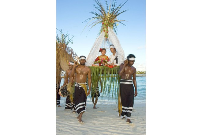 モルディブならでは!白砂ビーチでの伝統的な挙式スタイル。