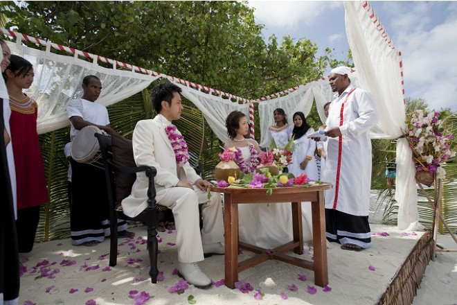 ディベヒ語という独特の言葉で進行する、温かなローカルセレモニー。