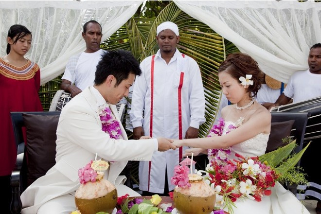 ユニークなウエディングブーケや椰子の実ジュースのセレモニーなど、モルディブ色が満載。