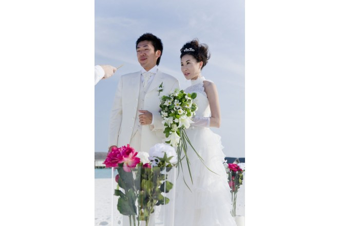 品のある清楚な色合いのブーケを合わせて、モルディブにふさわしい大人花嫁スタイル。