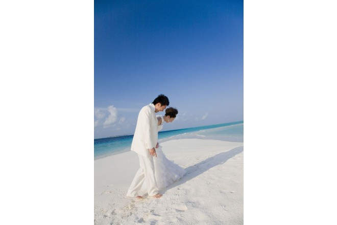 「わ!気持ちいい!」思わず声を挙げたくなる、きめ細かな砂のビーチを素足で歩いて。