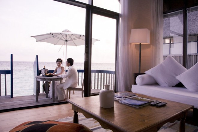 落ち着いた印象のコテージで、海を眺めながら2人で最高の時を過ごして。