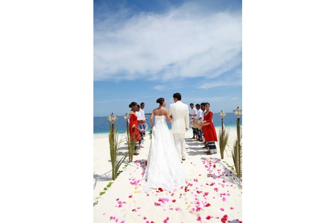 サンドバンク(砂浜だけの島)を貸し切ってのプライベートウェディングが可能です。