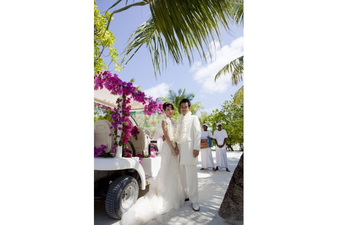 色鮮やかなお花でデコレーションした可愛らしいカートでビーチまで移動します。