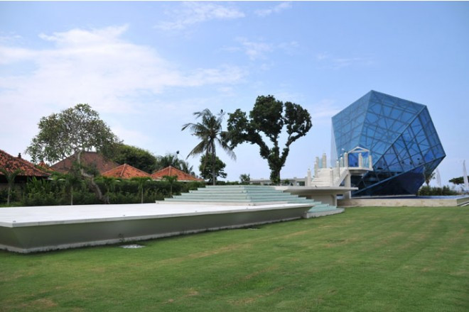 驚きのフォルム!煌くダイアモンド型の独特なチャペル。