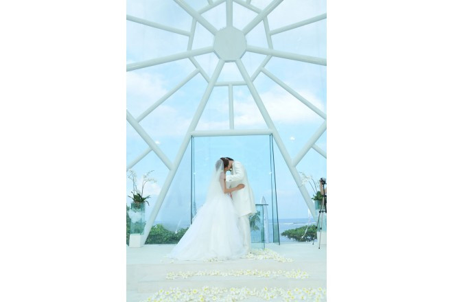 バリの海が一面に広がるガラス張りの祭壇で誓いのキス!