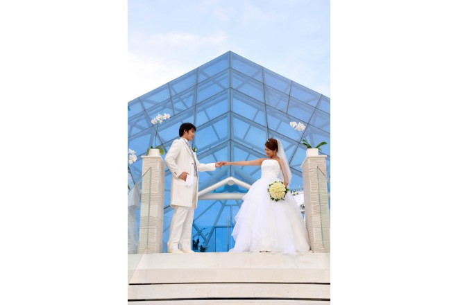 どこにも無い、個性的でゴージャスな雰囲気のチャペルの前で記念フォト。