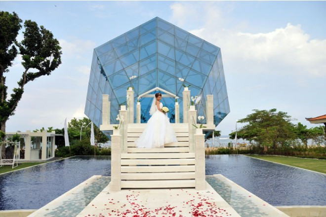 溢れる緑、涼しげな水辺に建つダイアモンド型のチャペル。