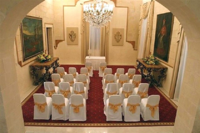 頭上のシャンデリアが存在感を見せるラグジュアリーなサロン挙式。