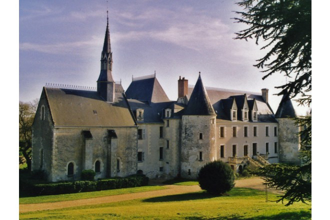 歴史のリアルな息遣いを感じる、4つ星の重厚なシャトーホテル。