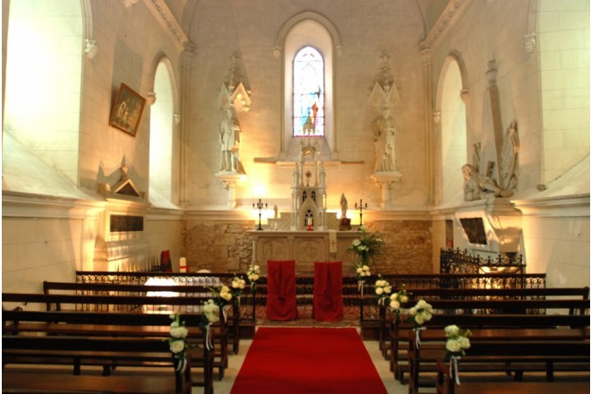 城内の厳かな雰囲気のチャペル。挙式前後はスイートルームに滞在して優雅なひとときを味わえます。