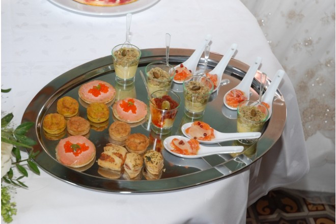 挙式後はカナッペでプチパーティを楽しんで。