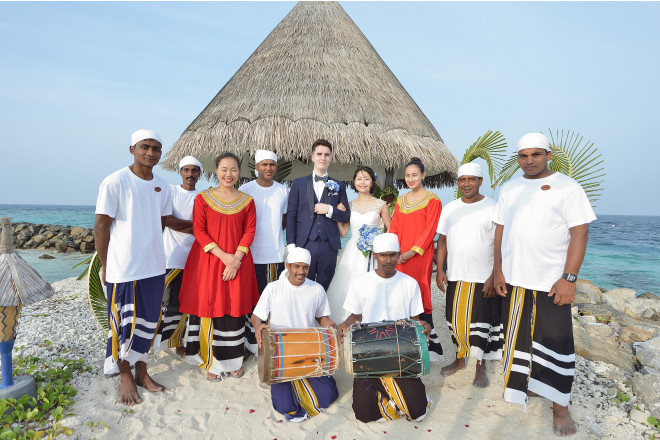 インドの「タージ」ホテルグループが手がける、充実した施設を備えたハート型の小さなリゾート。心優しいスタッフたちと記念撮影♪