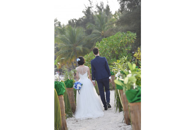 南国の草花のシンプルでかわいいデコレーションがリゾート気分を盛り上げてくれます。