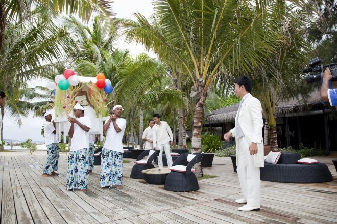 現地スタッフに担がれる、モルディブ独特の花嫁入場スタイル。