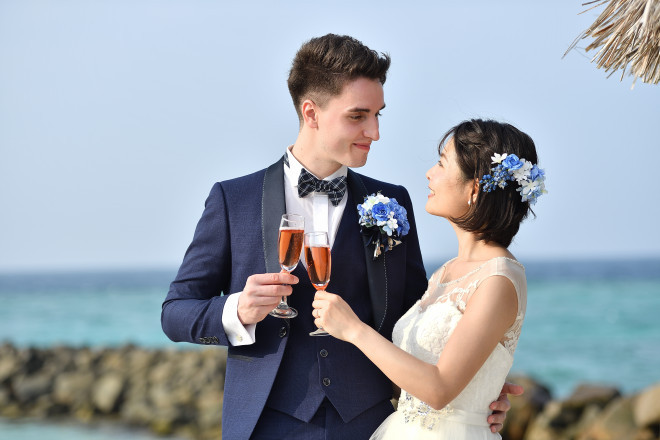 ここでのウエディングは海に張り出したガゼボ「ムーンデッキ」で。南国の草花のシンプルでかわいいデコレーションがリゾート気分を盛り上げてくれます。