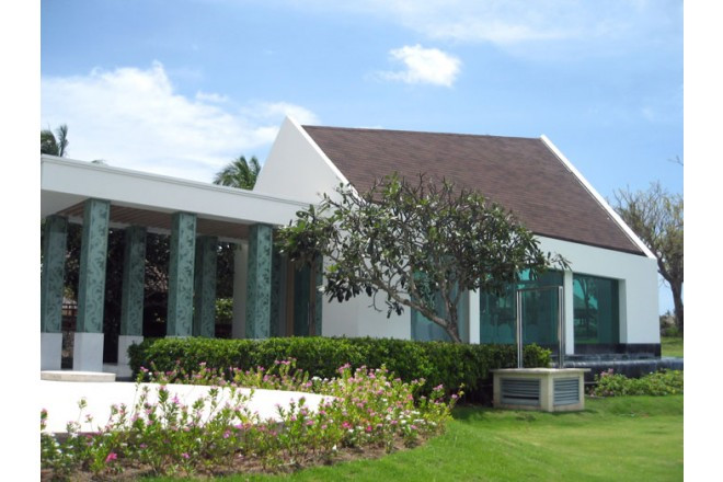 ラグジュアリーリゾートの旺盛な緑の中に建つモダンな姿。