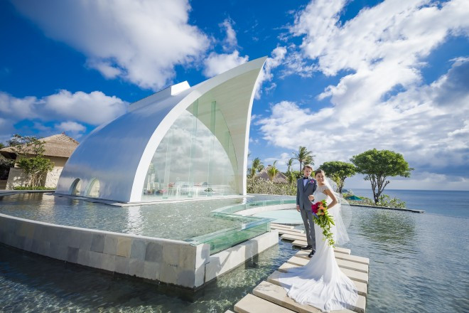 きらめくインド洋の真上に堂々とそびえ立つガラスの宮殿のようなロマンティックなチャペル