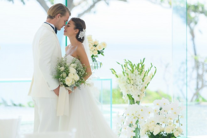 南国の太陽に煌めく海が美しい時間の中でのウェディング