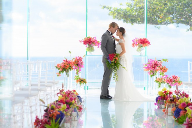 特徴的な三角屋根と絶景はそのままに、ホワイトを基調とした外観・内観にはクリスタルがきらきらと輝きおふたりを照らします