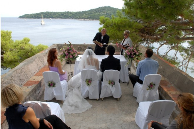 アドリア海とドブロブニク旧市街を望む、太陽の下でのガーデンセレモニー。