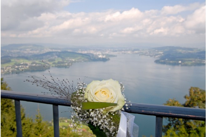 美しい水を湛えるルツェルン湖を眺め渡す高台に建つチャペル。