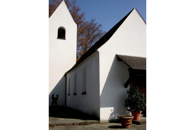 可愛らしくて温かみを感じさせる白亜のチャペルです。