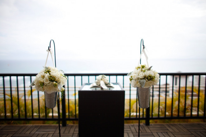 挙式のアレンジは、パーティ会場とおそろいの“洗練された白のコーディネート”で!ご希望によりアレンジできるので気軽にご相談を。