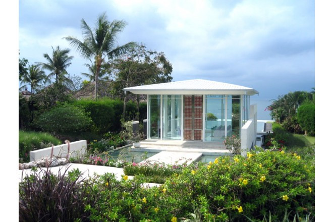 アヤナリゾートの緑と花に囲まれた一角にある清潔感溢れるチャペル。