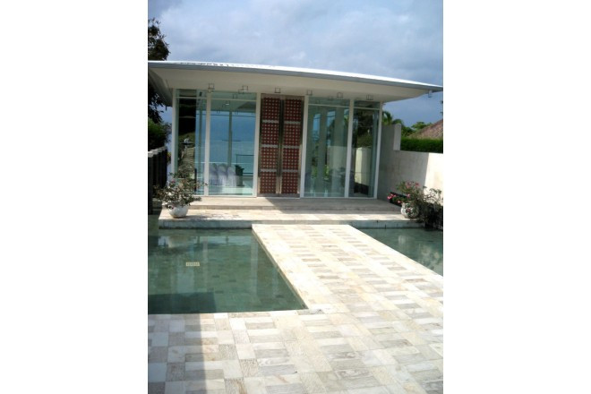 水の上に浮かぶ回廊。スタイリッシュな雰囲気を感じさせます。