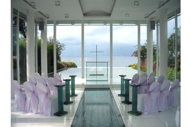 憧れのオーシャンビュー!ガラス張りのアスティナチャペルの祭壇。