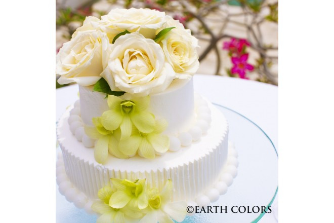 海に向かって進むガラスのバージンロード。全面をガラス張りにしたスタイリッシュなデザインで祭壇の向こうには、蒼く輝くインド洋を180度見わたせる。水面に佇むシンプルな十字架が水面に写る風景は絶景です。