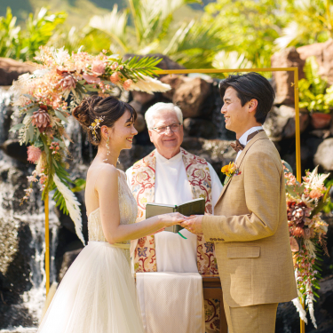 プルメリアの木の前で心に深く刻まれるセレモニー。